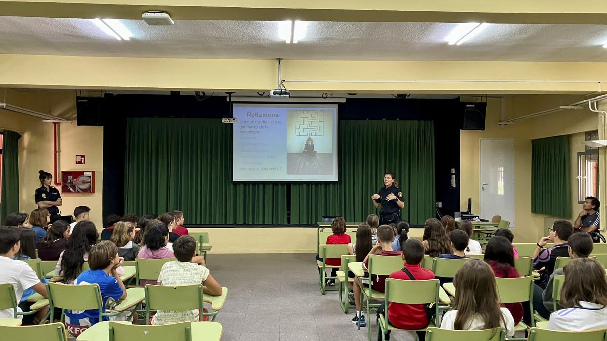 Dos policías nacionales ofrecen una charla sobre violencia sexual y los riesgos de internet a alumnos de la ESO del Instituto Pedro Duque de Leganés