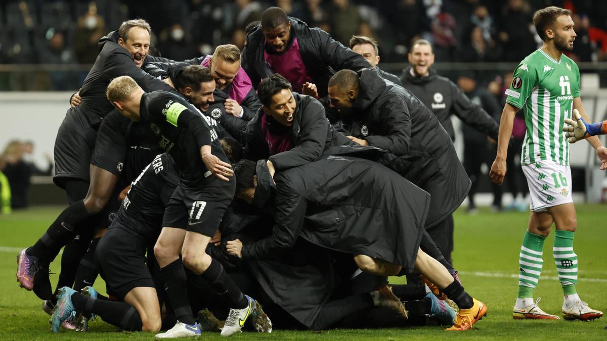 los jugadores del Eintracht celebran su pase ante el Betis.