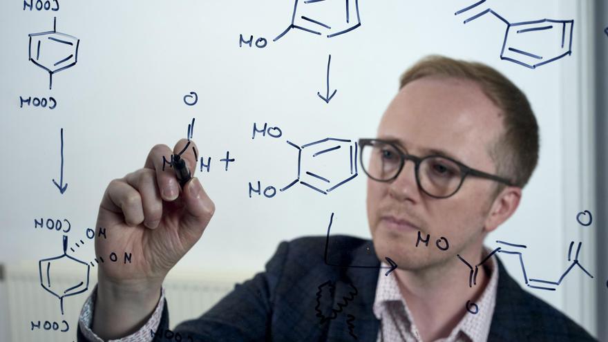 Alquimia microbiana: es posible convertir las botellas de plástico en un analgésico esencial