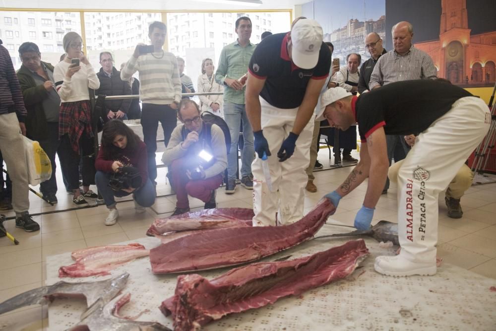 Demostración de ronqueo y de cocinado del atún rojo en un supermercado de Gijón.