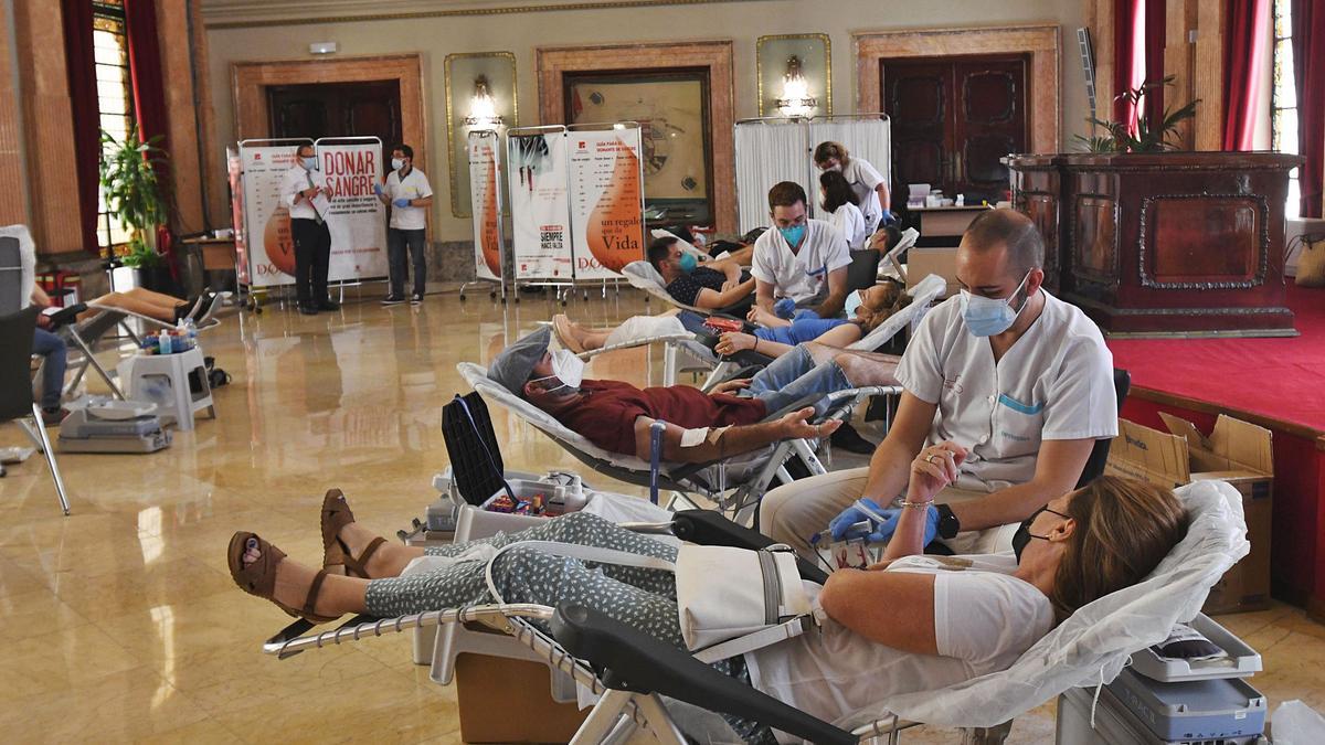 Una jornada de donación de sangre en el Salón de Plenos del Ayuntamiento.