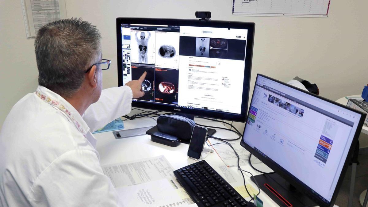 Un médico revisa una prueba médica.
