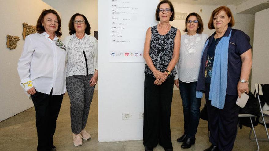 Un instante de la presentación de las jornadas dirigidas por Elisenda Monzón (centro), en la galería Saro León.