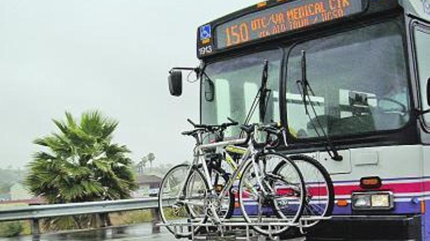 Carlos Tejo intenta subir con su bici al autobús en la calle Calvo Sotelo.