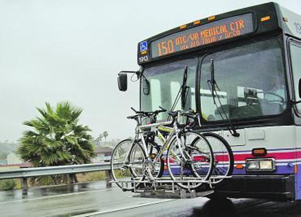 Carlos Tejo intenta subir con su bici al autobús en la calle Calvo Sotelo.