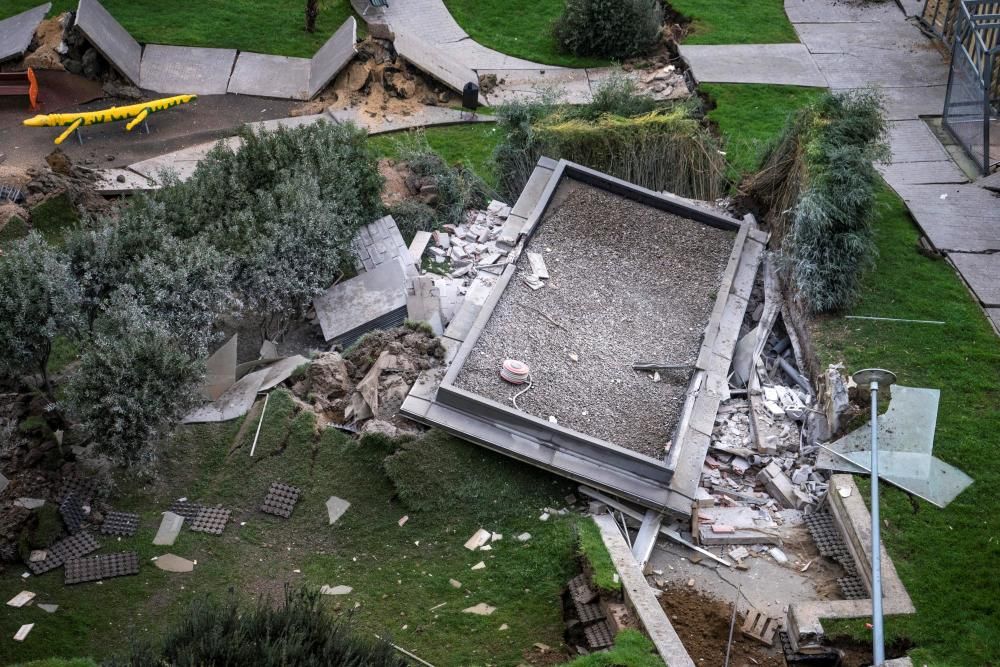 Se hunde un parque infantil sobre el aparcamiento de una urbanización de Santander.