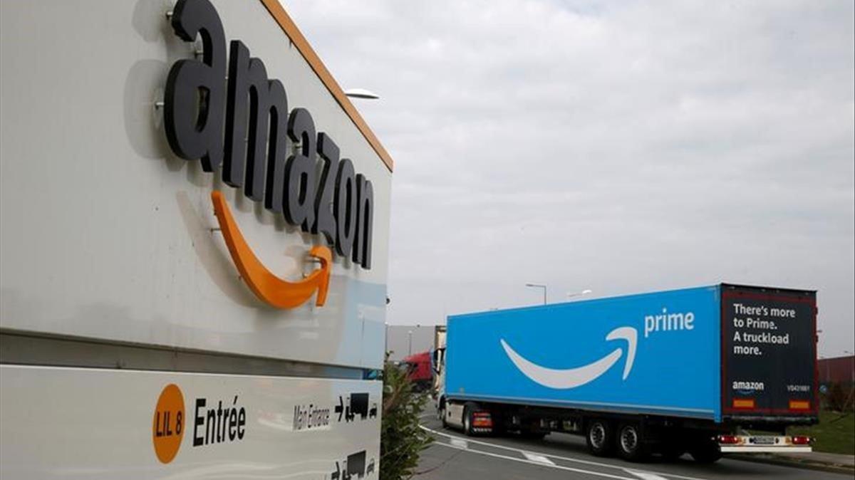 Un camión de Amazon llega al centro logístico de la empresa en el norte de Francia.