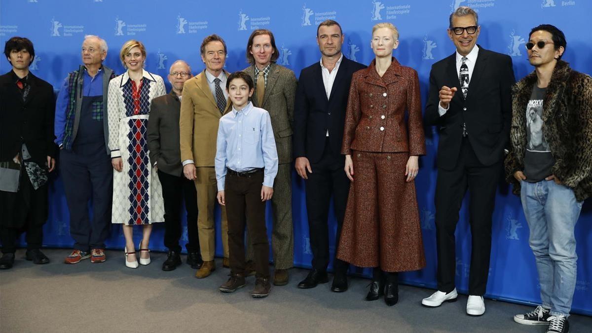 Wes Anderson (en el centro, quinto por la derecha), con los actores que ponen las voces en 'Isla de perros'.