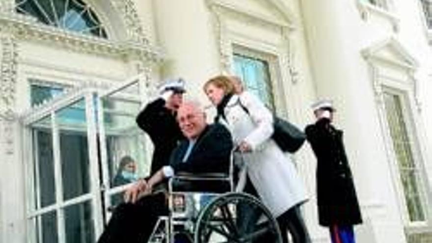 Cheney prepara sus memoriasy anticipa que critica a Bush