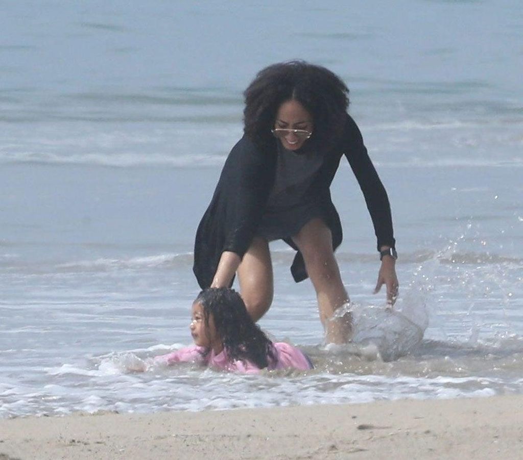 North West revolcada en la playa