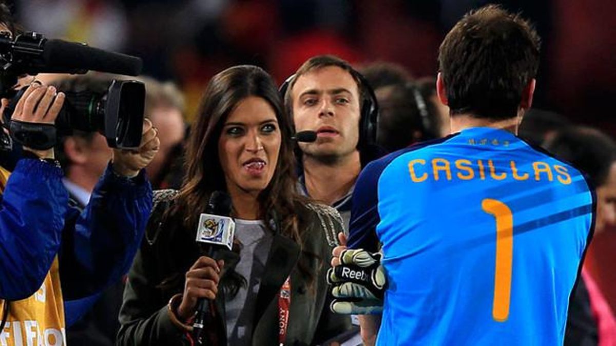 La periodista es prepara per entrevistar Casillas després de la victòria davant el Paraguai.