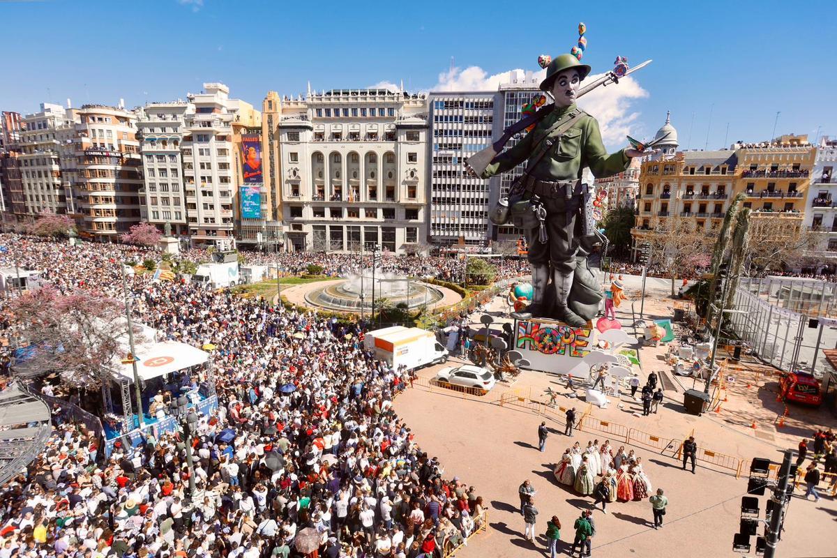 Fallas 2026: Se amplía el perímetro de seguridad al agrietarse un ninot de la falla municipal como consecuencia del viento