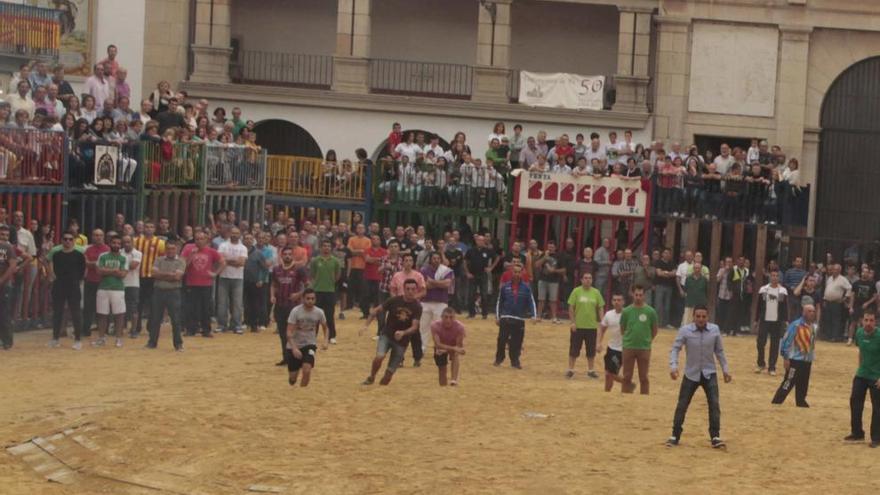 Nules garantiza que el «cadafal» de la peña la Tropa cumple la normativa y lo desprecinta