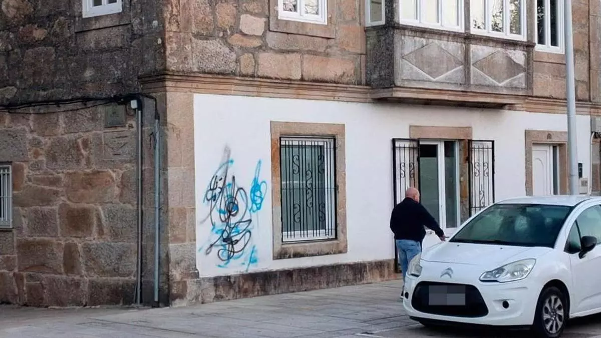 Un reguero de pintadas ensucia viviendas y comercios en Sabarís