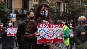 Una delegada sindical protesta frente a la sede del Gobierno en Barcelona.