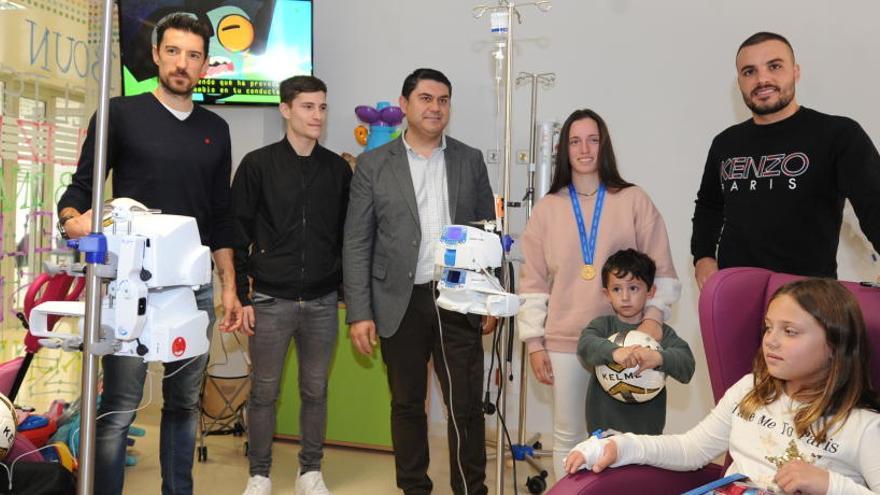 Los futbolistas murcianos visitan a los niños de La Arrixaca