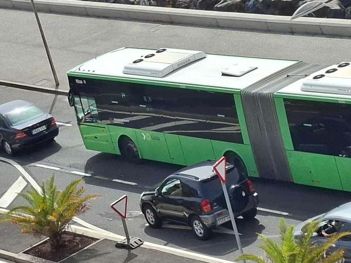 Colas por el carril bus en la playa de Las Teresitas