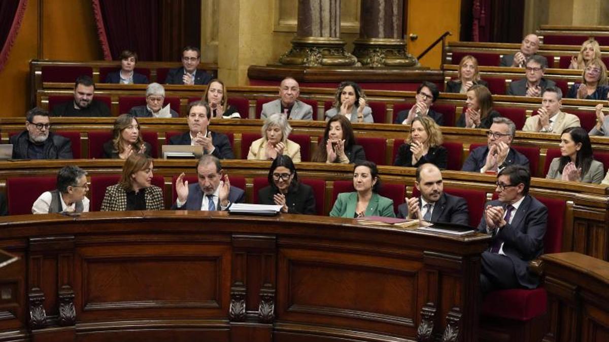 Barcelona 25/03/2025 Pleno del Parlament de Catalunya para debatir sobre Rodalies En la foto, el Govern aplaude la intervención de la consellere de Territori, Silvia Paneque Fotografía de Ferran Nadeu