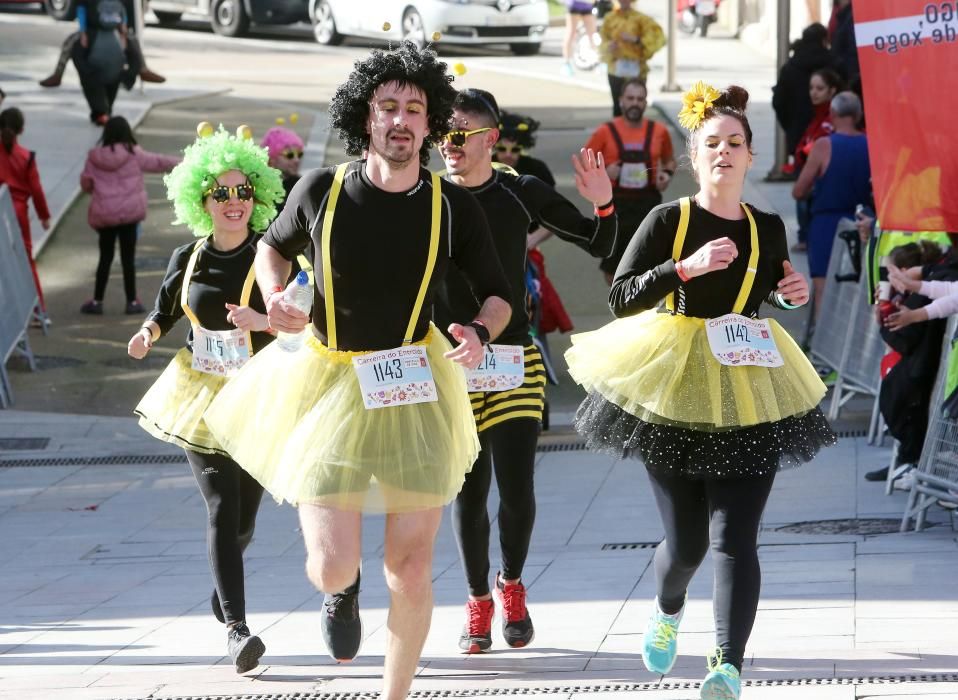 El centro de Vigo fue esta mañana una pista de atletismo improvisada para acoger la sexta edición de la Carreira Popular de Entroido