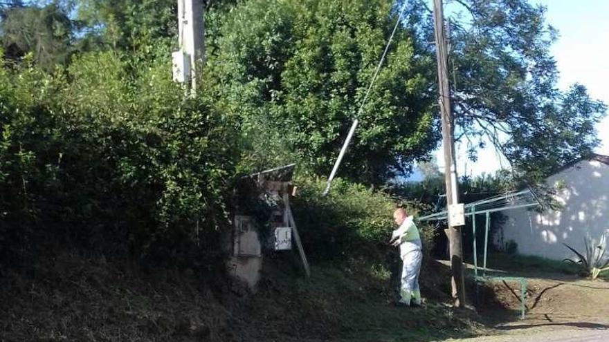 Un operario trabaja en una de las cunetas de Guimarán.