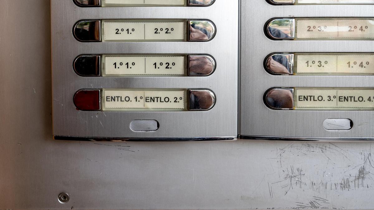 Detalle del portero automático, con un timbre marcado en rojo en el entresuelo primera para identificar la casa de citas.