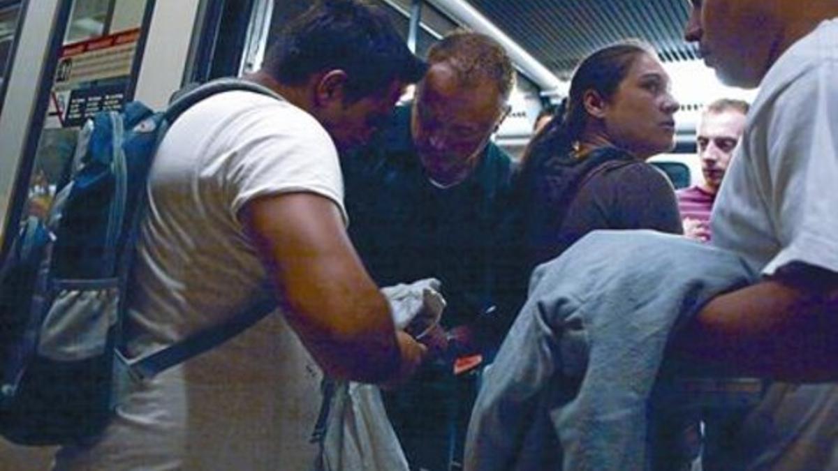 Un grupo de delincuentes rumanos trata de robar a un turista en el metro, el pasado octubre.