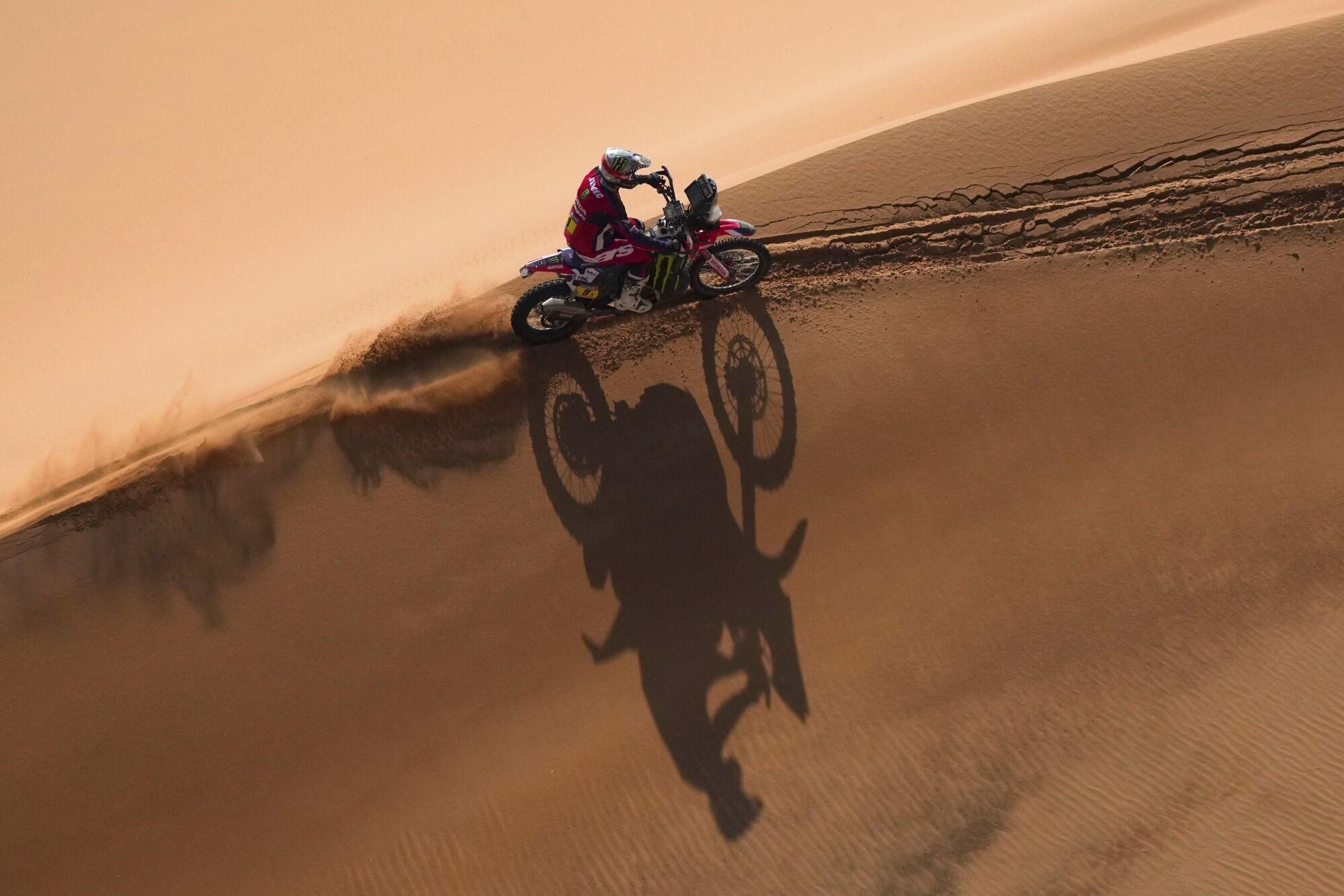 Rider Ricky Brabec competes during the eighth stage of the Dakar Rally between Al Duwadimi and Riyadh, Saudi Arabia, Monday, Jan. 13, 2025. (AP Photo/Christophe Ena) Associated Press/LaPresse. EDITORIAL USE ONLY/ONLY ITALY AND SPAIN