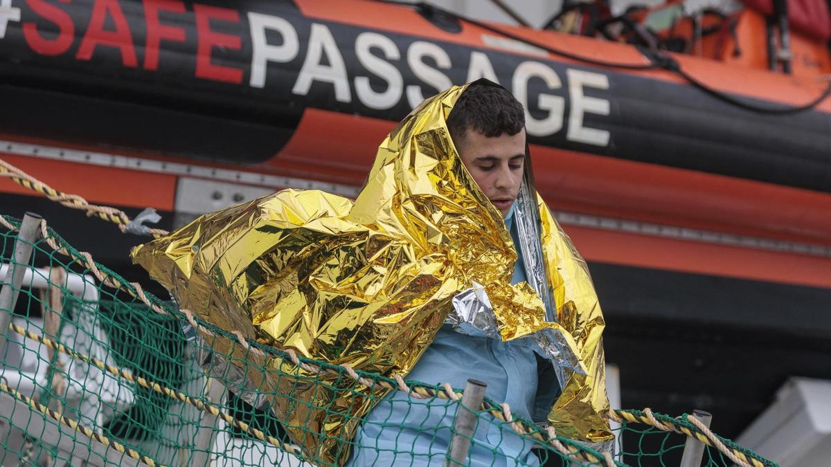 Un migrante desembarca del barco de rescate Geo Barents , operado por Médicos Sin Fronteras (MSF), tras atracar en el puerto de Rávena, norte de Italia