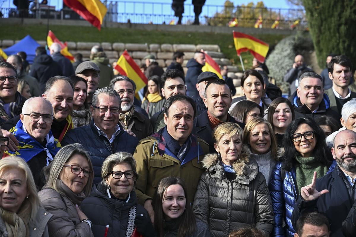 MADRID, 30/11/2025.- El presidente de la Generalitat Valenciana, Juan Francisco Pérez Llorca (c), posa con manifestantes a su llegada a la concentración contra el Gobierno de Pedro Sánchez, por los casos de corrupción que protagonizan José Luis Ábalos, Koldo García y Santos Cerdán, convocada por el Partido Popular (PP) en el Templo de Debod en Madrid, este domingo. EFE/ Juanjo Martín