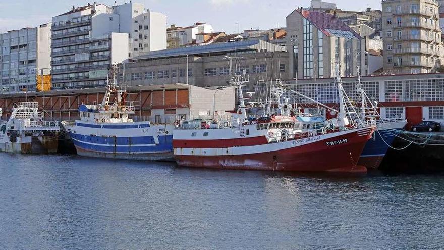 A la derecha, dos barcos de palangre en Vigo en una foto de archivo