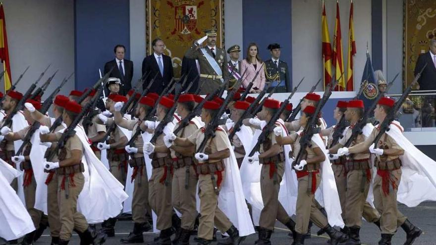 Militares desfilan ante los Reyes en los actos del 12 de octubre.