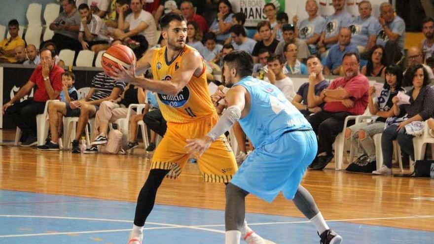 Pol Figueras sujeta el balón durante el partido del domingo en Lugo. // C.P.