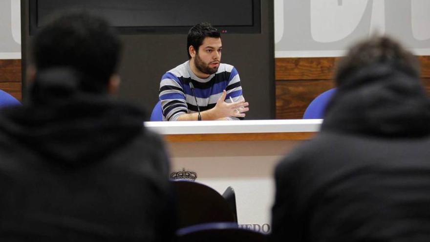 Rubén Rosón, ayer, durante la reunión con los antiguos licitadores del mercado de abastos.