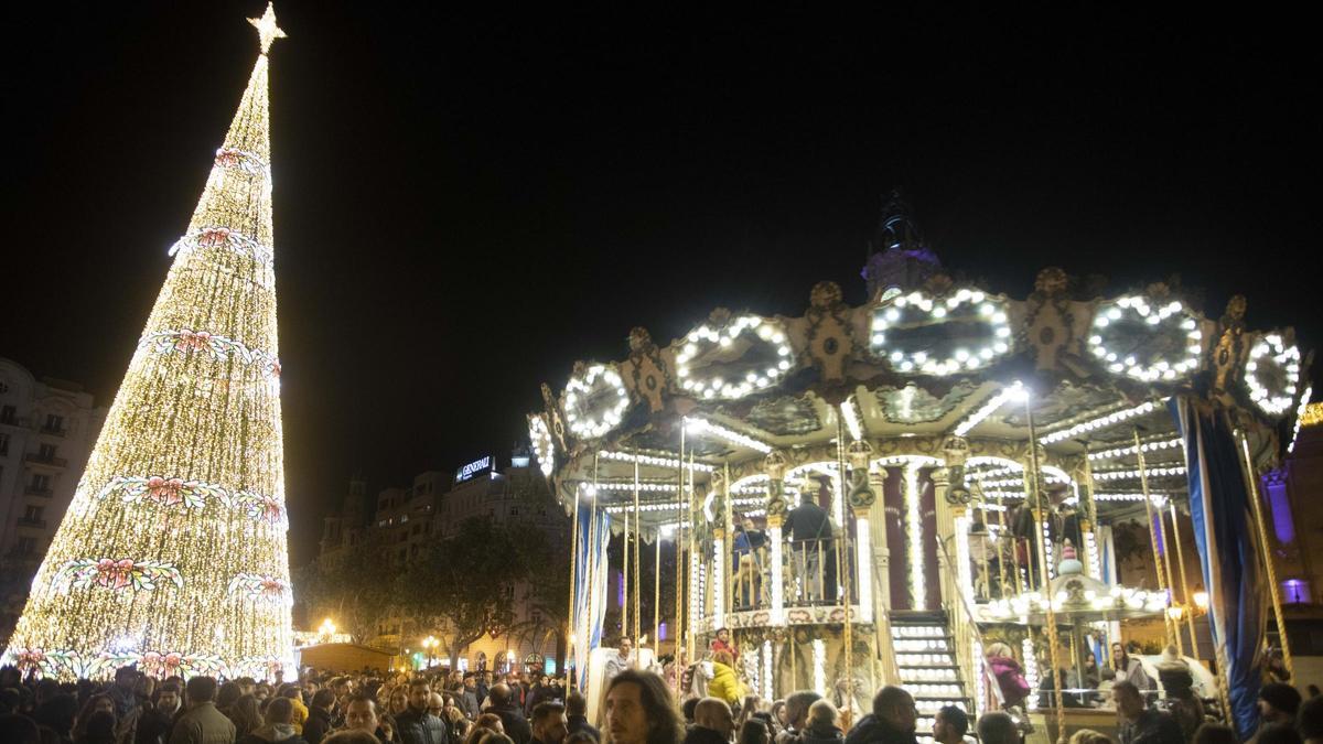 Imagen de la plaza de Ayuntamiento de València, en plena Navidad, el pasado 2019.