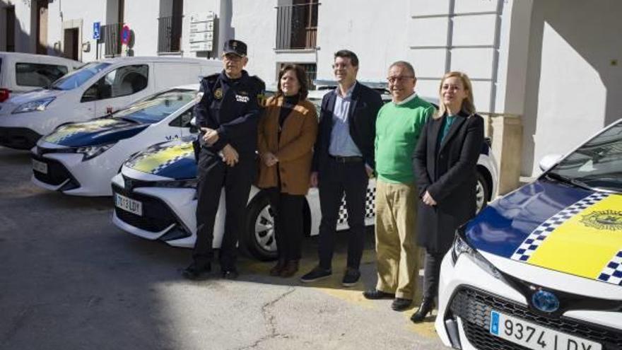 El comisario de la Policía Local; el alcalde Rodríguez y los ediles J. Gandia, S. Gandia y N. Enguix, el lunes junto a los automóviles.