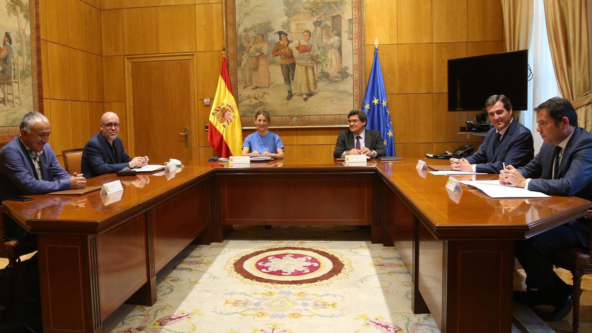 El Gobierno y los agentes sociales negocian una nueva prórroga de los ertes