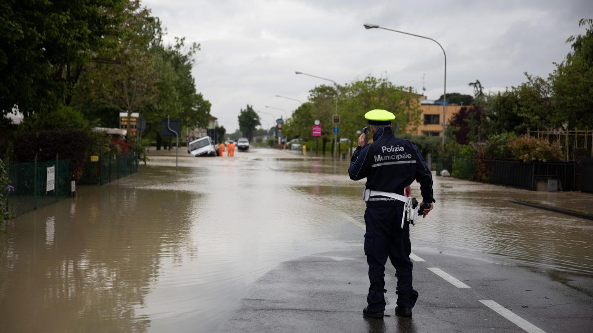 Calle inundada tras las lluvias en Castel Bolognese, Italia