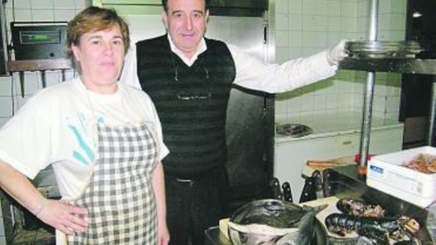 Isidoro Fernández, junto a la cocinera Belén Suárez.