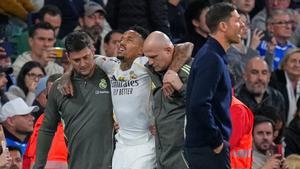 Militao se retiró lesionado