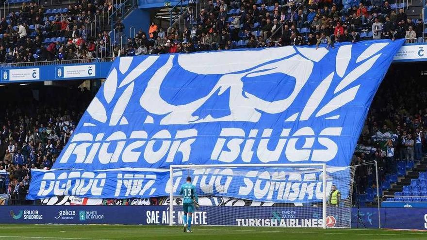 Pancarta de los Riazor Blues en el estadio.