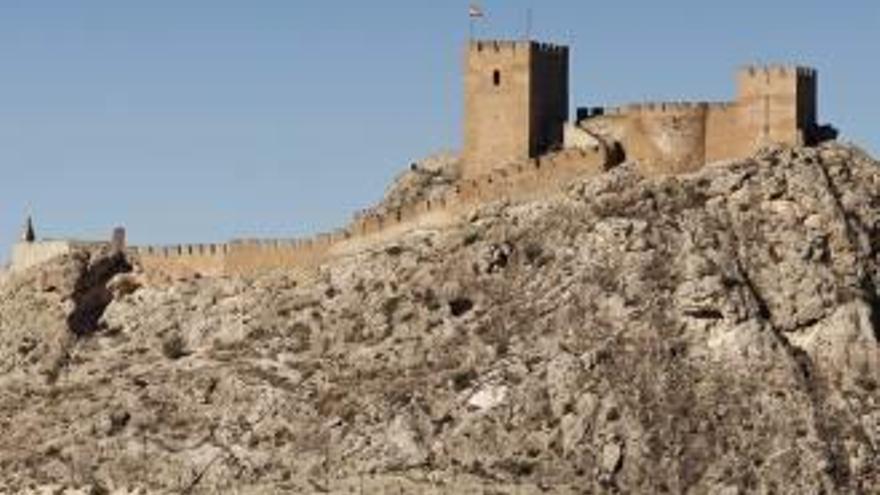 Una empresa turística ofrece visitas guiadas al castillo de Sax