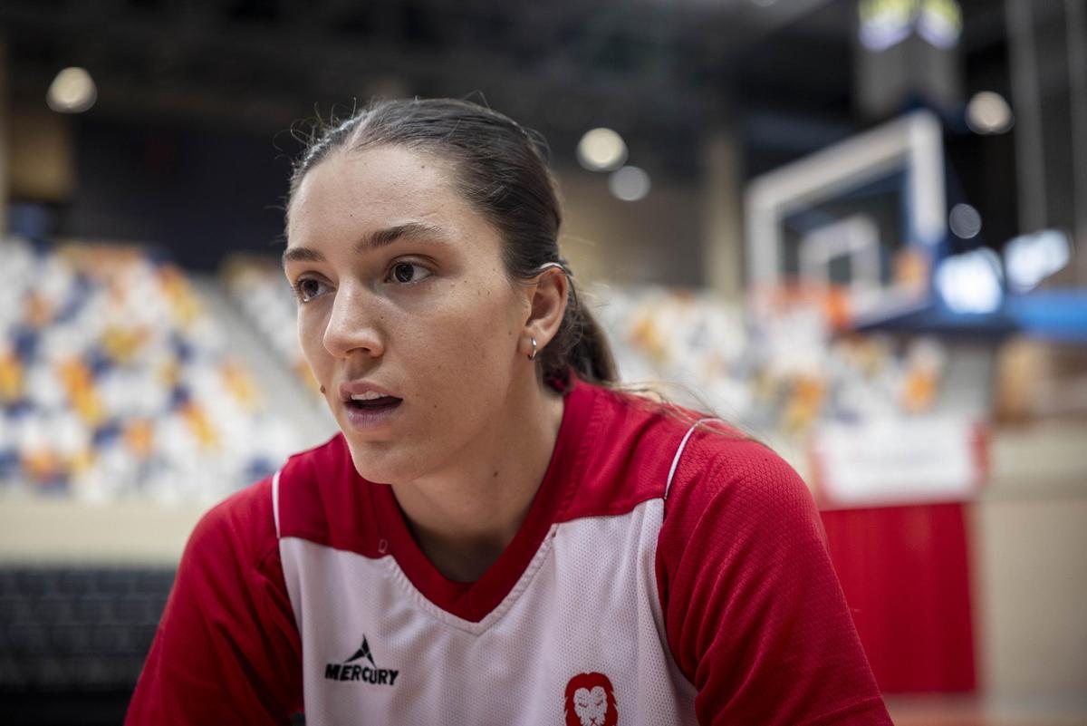 Helena Pueyo, durante la realización de una entrevista con este diario