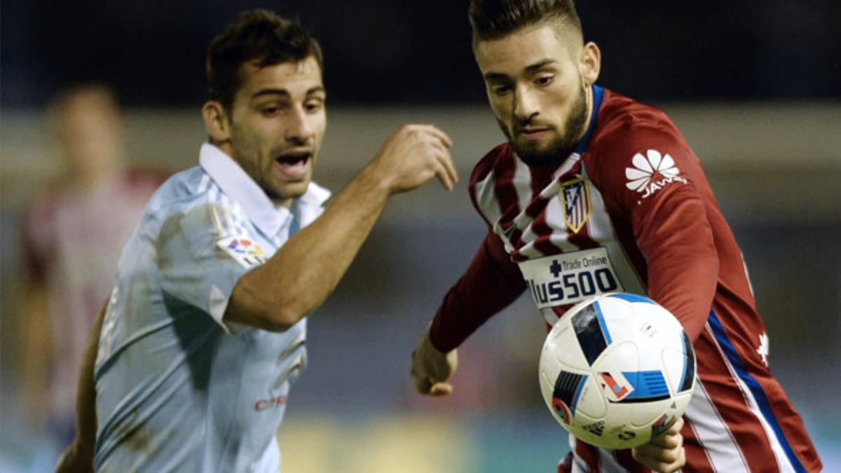 Jonny pugna por un balón con Yannick Carrasco, en la ida de los cuartos de final