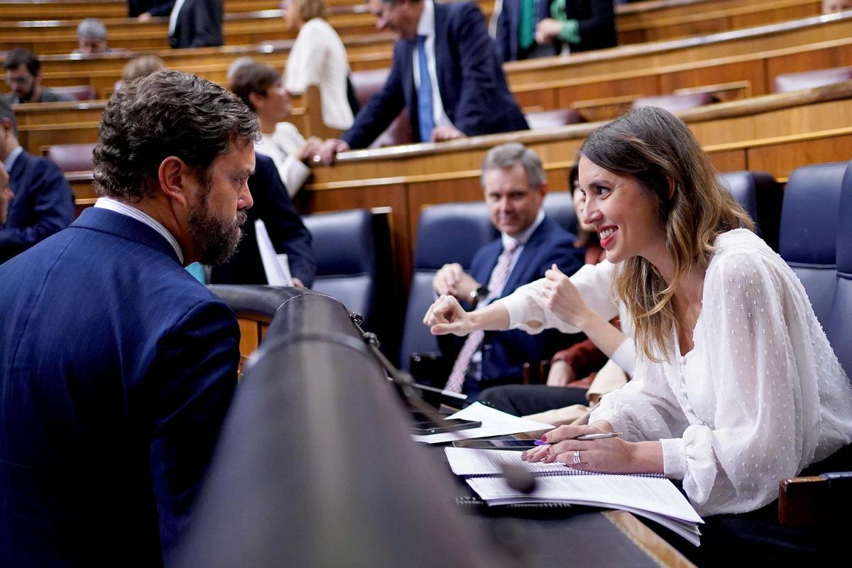 Comparecencia de Pedro Sánchez en el Congreso. Irene Montero conversa con Iván Espinosa de los Monteros.
