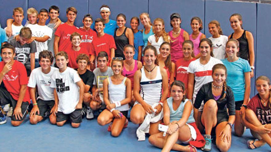 Los participantes en la final del torneo estuvieron el jueves en el entreno de Nadal.