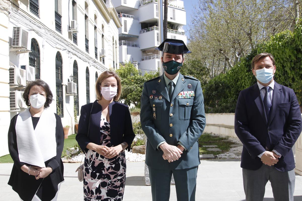 Valle García, gerente del hospital Reina Sofía, recibe la cruz de la Orden del Mérito de la Guardia Civil.