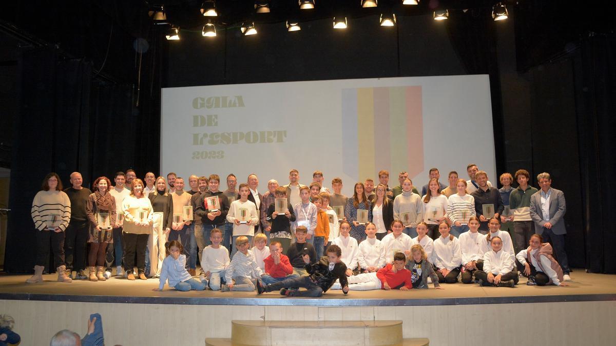 Foto final de família de la Gala de l'Esport de Bellreguard