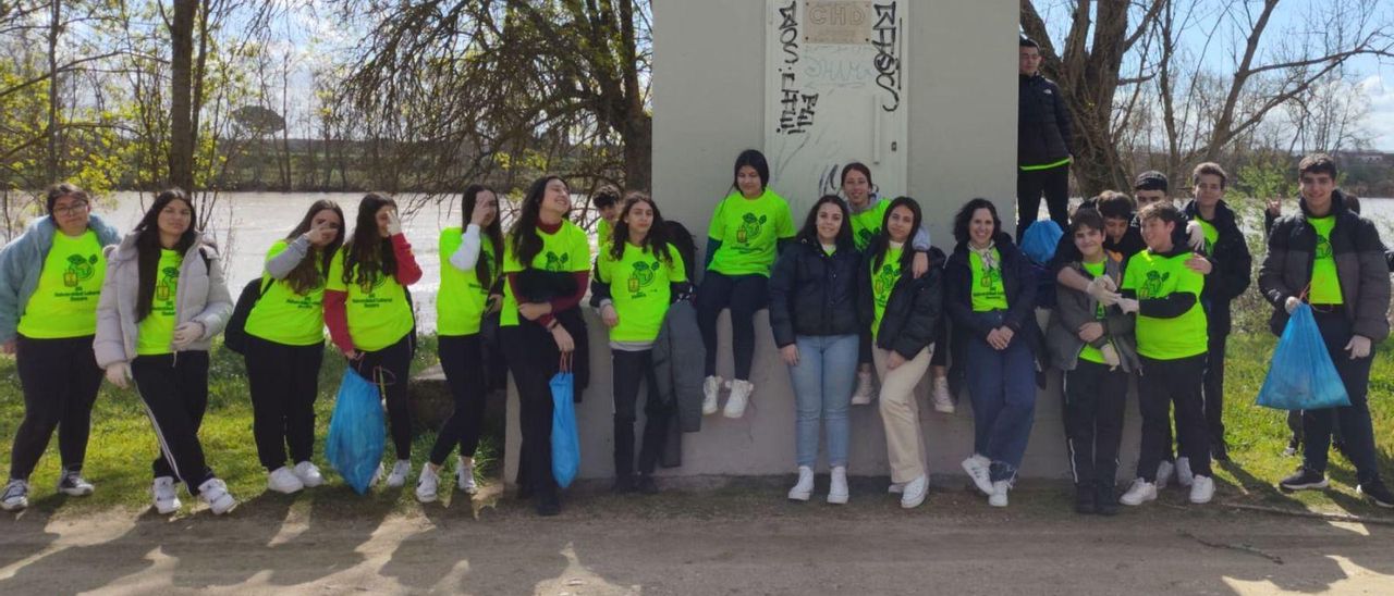 El grupo de 3º de la ESO del IES Universidad Laboral que adecentó la ribera del Duero.