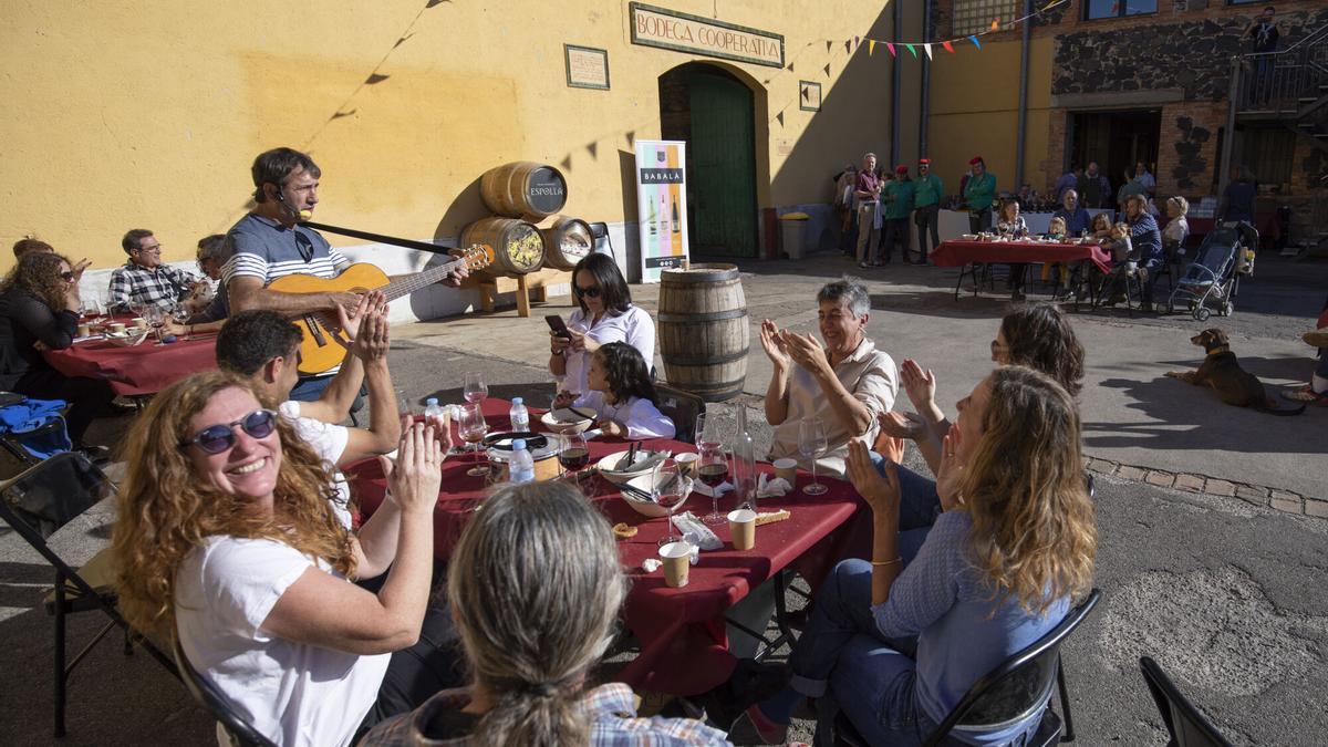 Una festa de presentació del Vi Novell al Celler Cooperatiu d’Espolla.