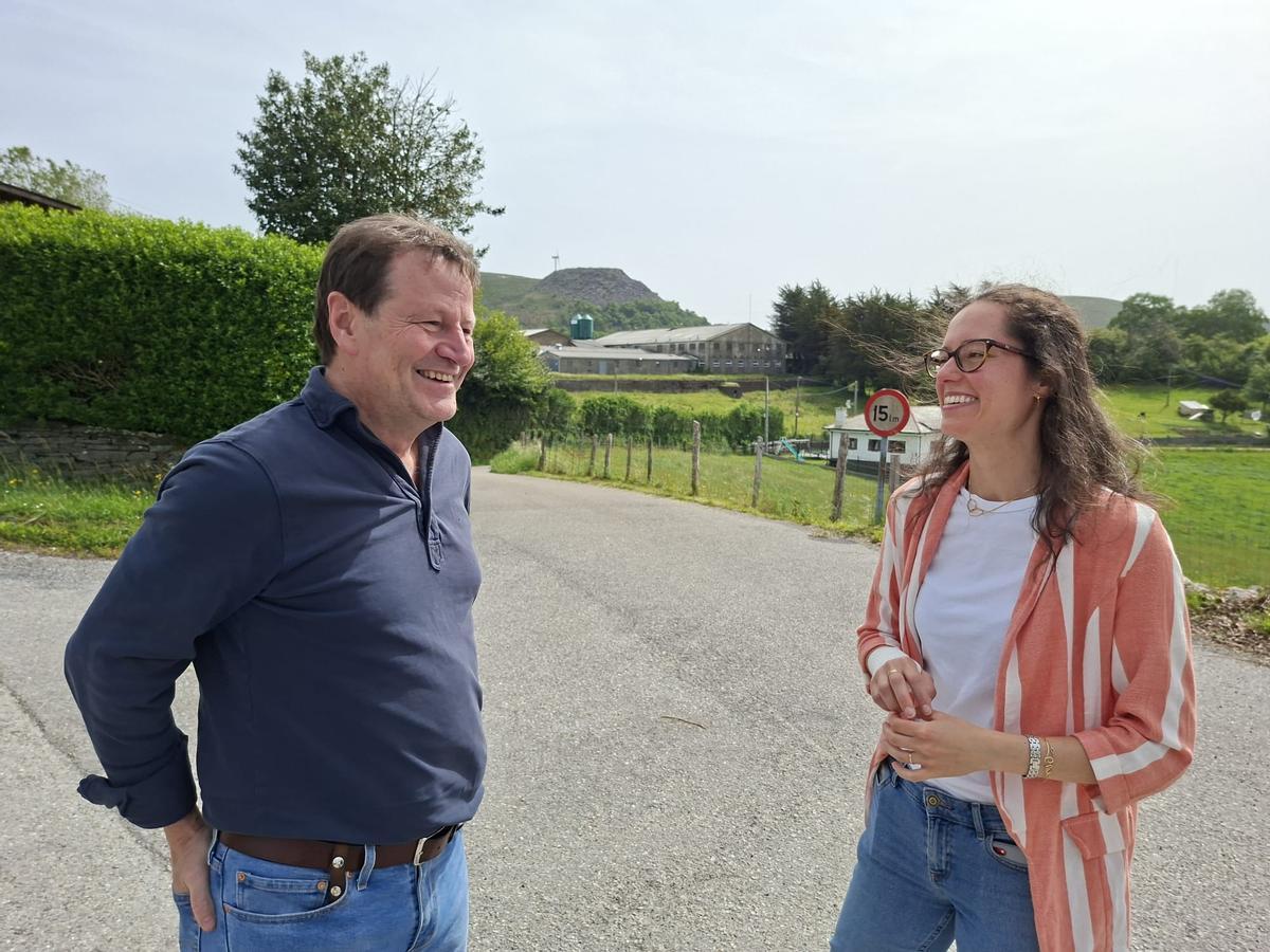 Enrique López y Ena Mateos en el centro de Bustapena.